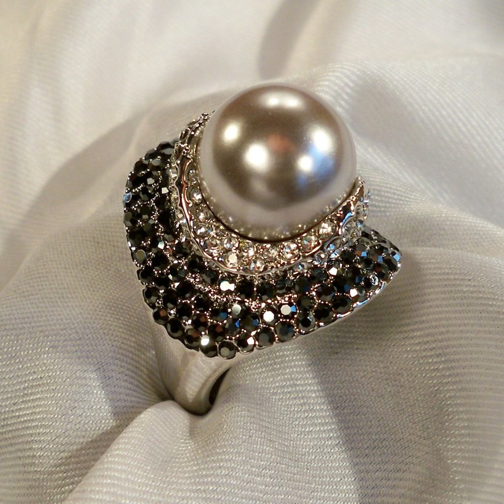 New Pearl* Black & Clear Crystals Designer Ring